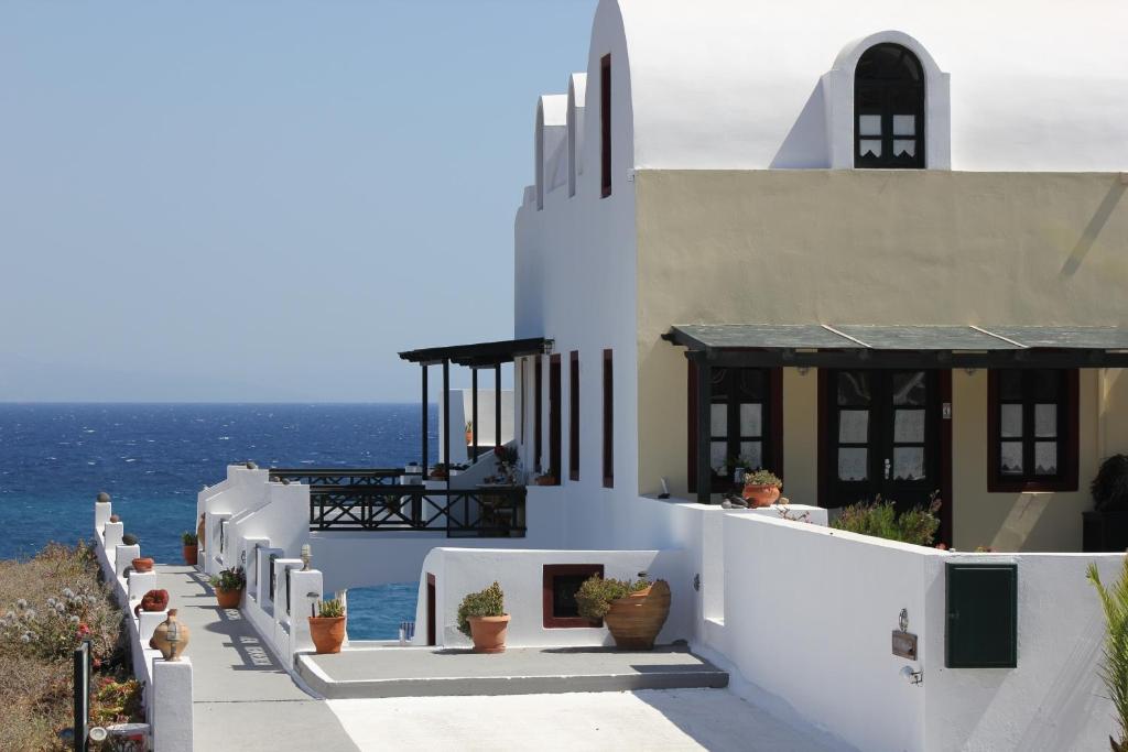 Vrachia Studios, Santorini